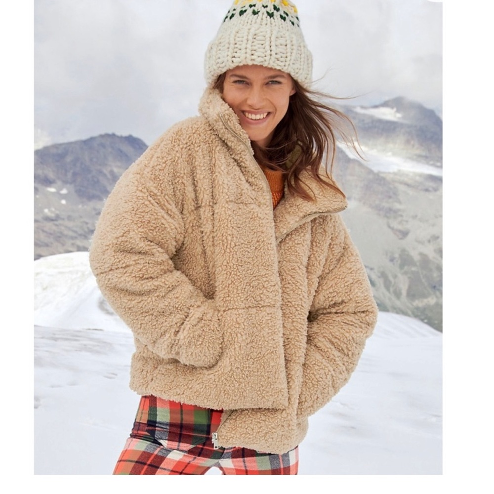 Size xs free people Sherpa puffer jacket. Barely worn.